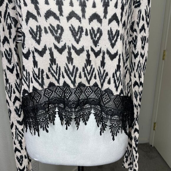 H&M Divided Lace Hem Cropped Tribal Lightweight Sweater Scoop Neck Sz Large - Picture 3 of 8